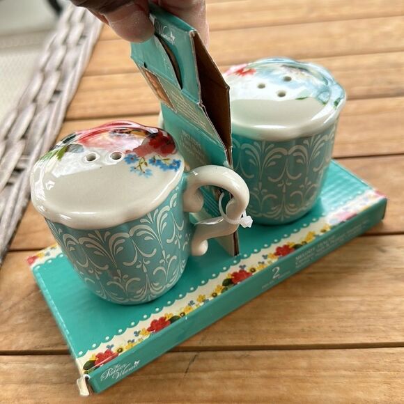 Pioneer Women S&P Shaker & Measuring Cups Bundle - Picture 3 of 6